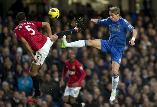 Manchester United&#039;s Rio Ferdinand (L) vies with Chelsea&#039;s Fernando Torres