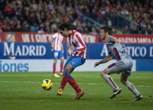 Atletico Madrid&#039;s Radamel Falcao (L) shoots to score his team&#039;s third goal