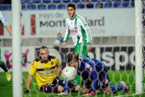 Saint-Etienne's Alejandro Alonso (C) scores a goal