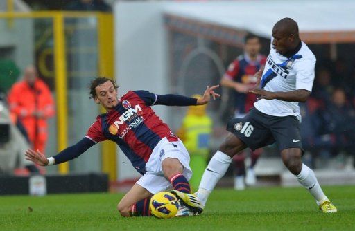 Inter Milan&#039;s Gaby Mudingayi (R ) fights for the ball with Bologna&#039;s Manolo Gabbiadi