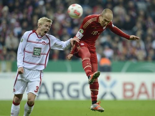 Bayern Munich's Arjen Robben (R) and Kaiserslautern's Leon Jessen