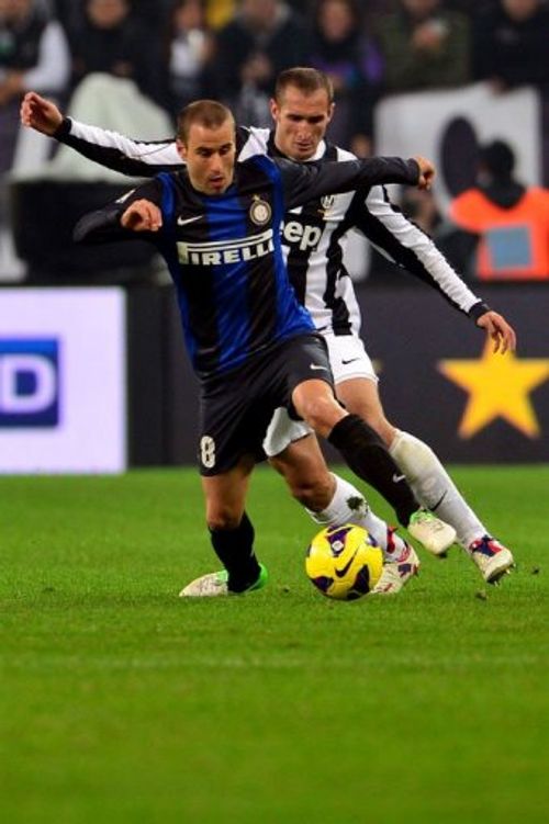 Inter Milan's forward Rodrigo Palacio (L) fights for the ball with Juventus defender Giorgio Chiellini