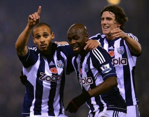 West Brom&#039;s Peter Odemwingie (L) celebrates with teammates Youssuf Mulumbu (C) and Billy Jones