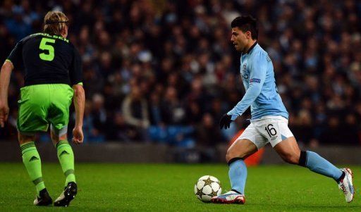 Manchester City&#039;s Sergio Aguero (R) and Ajax&#039;s Christian Poulsen