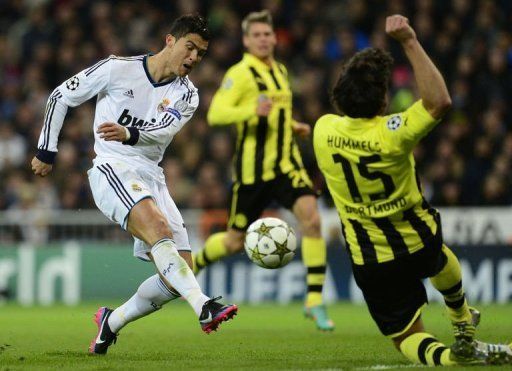 Real Madrid&#039;s Cristiano Ronaldo (L) vies with Borussia Dortmund&#039;s Mats Hummels