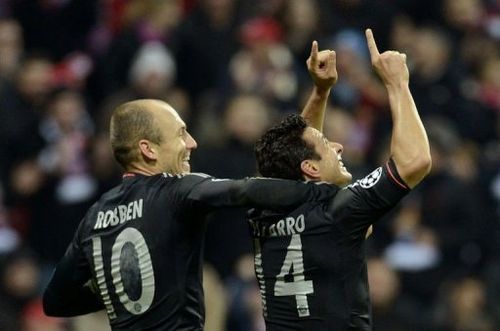 Bayern Munich's Arjen Robben (L) and Claudio Pizarro celebrate scoring against Lille