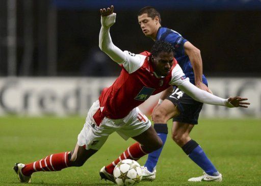 Manchester United&#039;s Javier Hernandez (R) vies with SC Braga&#039;s Nuno Coelho