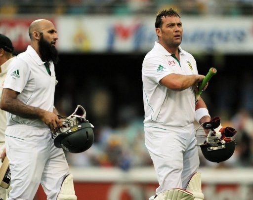 S.Africa&#039;s Hashim Amla (L) and Jacques Kallis on Friday rammed home the advantage with an unbeaten century stand