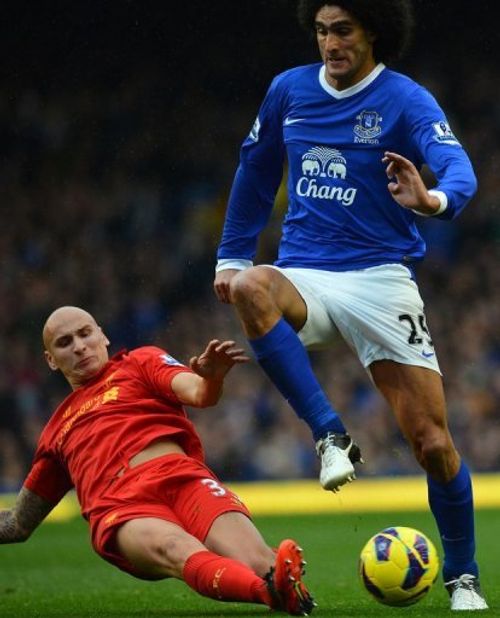 Everton's Marouane Fellaini (R) evades a tackle from Liverpool's Jonjo Shelvey