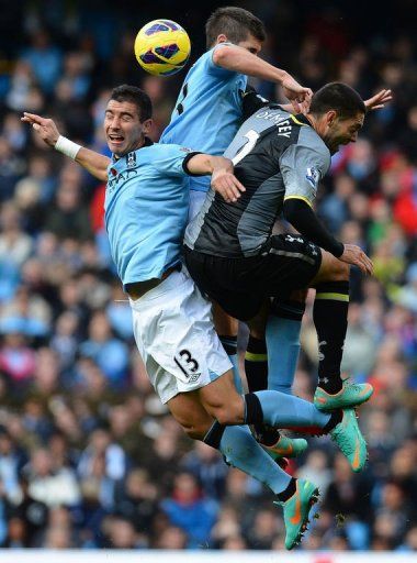 Manchester City&#039;s Aleksandar Kolarov (L) and Matija Nastasic (2nd L) vie with Tottenham Hotspur&#039;s Clint Dempsey (R)