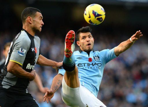 Manchester City&#039;s Sergio Aguero (R) vies with Tottenham Hotspur&#039;s Steven Caulker