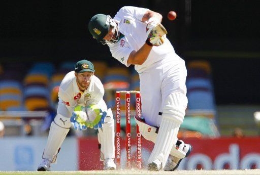 Jacques Kallis helps South Africa bat out to prevent an Australia victory in the first Test