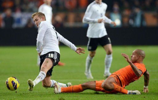 Dutch Nigel de Jong (R) and German Lewis Holtby