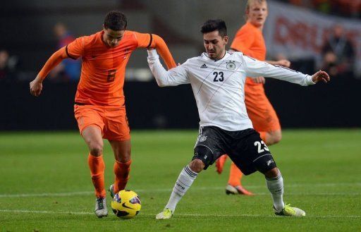 Dutch Ibrahim Afellay (L) and German Ilkay Guendogan