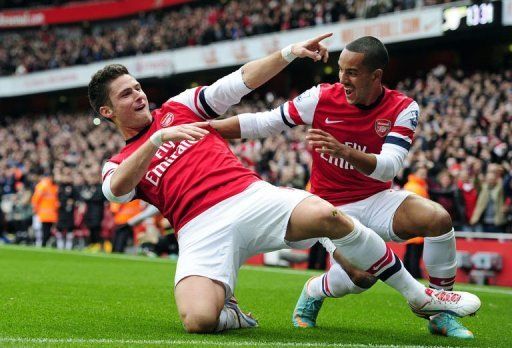 Arsenal&#039;s Olivier Giroud (L) celebrates scoring their third goal with Theo Walcott