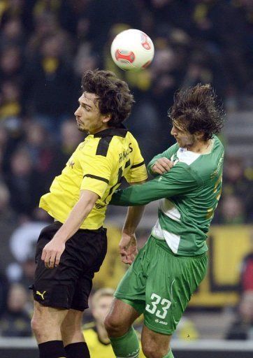 Dortmund&#039;s defender Mats Hummels (L) and Fuerth&#039;s Kosovan forward Ilir Azemi jump for the ball