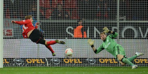 Leverkusen&#039;s striker Stefan Kiessling (L) scores past Schalke&#039;s goalkeeper Lars Unnerstall