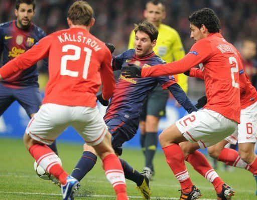 Barcelona&#039;s Lionel Messi  (C) vies with Spartak&#039;s Kim Kallstrom (L) and Juan Insaurralde (R)