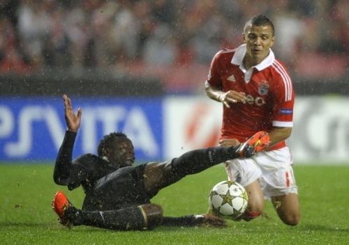 Celtic's Victor Wanyama (L) vies with Benfica's Rodrigo Lima