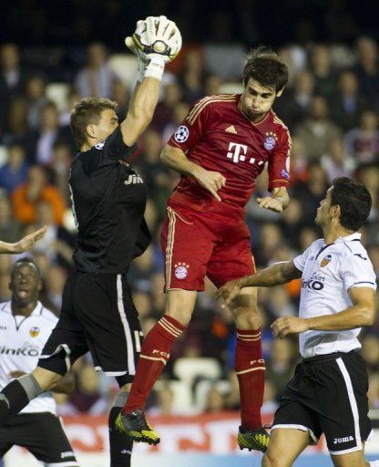 Valencia&#039;s goalkeeper Vicente Guaita (L) vies with Bayern Munich&#039;s Javier Martinez