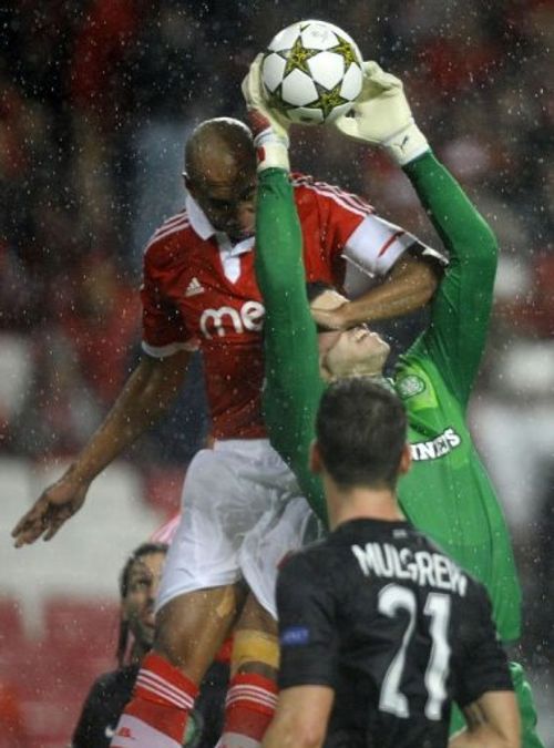 Celtic's English goalkeeper Fraser Forster catches the ball past Benfica's Brazilian defender 