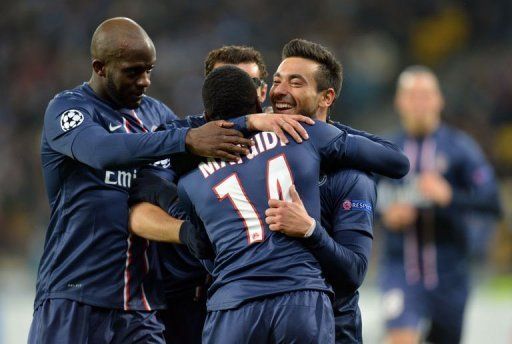 Ezequiel Lavezzi (R) of Paris Saint-Germain celebrates scoring