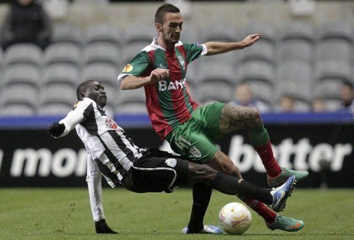 Newcastle United&#039;s Senegalese striker Papiss Cisse (L) vies with Maritimo&#039;s Portuguese defender Ruben Ferreira (R)