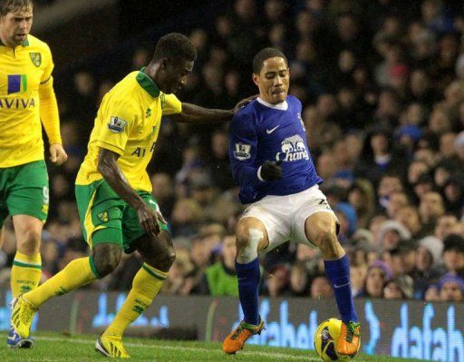 Everton&#039;s Steven Pienaar (R) tackles Norwich City&#039;s Alexander Tettey