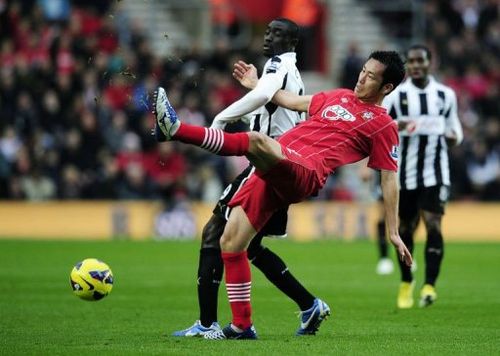 Newcastle United's Papiss Cisse (L) vies with Southampton's Maya Yoshida