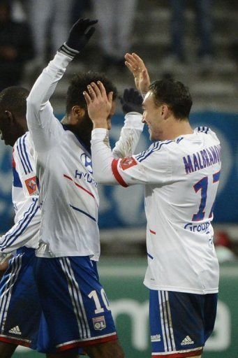 Lyon&#039;s Steed Malbranque (R) is congratulated by his teammate Alexandre Lacazette (L)
