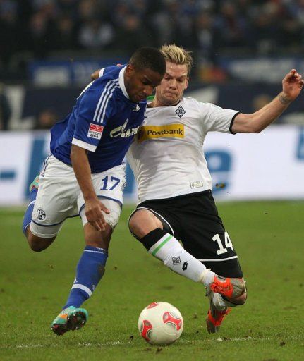 Schalke&#039;s striker Jefferson Farfan (L) and Moenchengladbach&#039;s midfielder Thorben Marx fight for the ball
