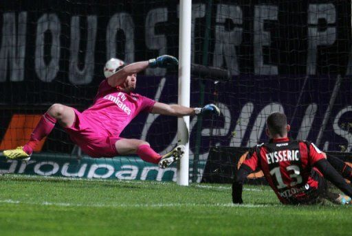 Nice&#039;s midfielder Valentin Eysseric (R) scores a goal during