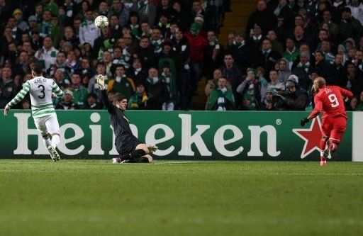 Spartak Moscow&#039;s Ari (L) chips the ball over Celtic&#039;s Fraser Forster (C) to score