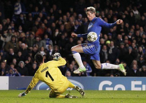 Chelsea&#039;s striker Fernando Torres (R) goes around FC Nordsjaelland&#039;s goalkeeper Jesper Hansen to score