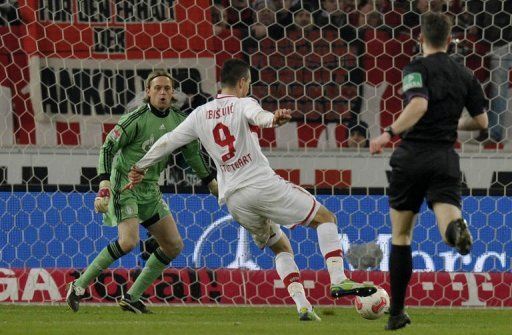 Stuttgart&#039;s forward Vedad Ibisevic (C) scores his third goal past Schalke&#039;s goalkeeper Timo Hildebrand (L)