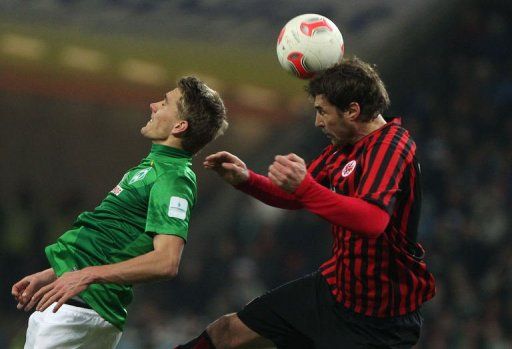 Frankfurt&#039;s Heiko Butscher (R) and Bremen&#039;s Nils Petersen jump for the ball