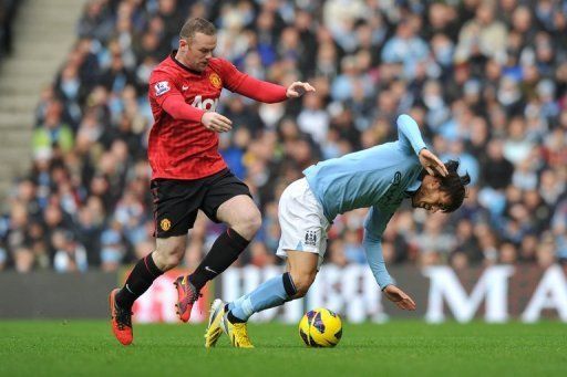 Manchester United&#039;s Wayne Rooney (L) vies with Manchester City&#039;s David Silva