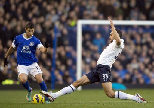 Tottenham Hotspur&#039;s Steven Caulker (R) strectches to get to the ball ahead of Everton&#039;s Kevin Mirallas