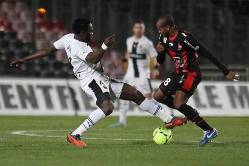 Nice's Malian midfielder Mahamane Traore (R) fights for the ball with Rennes' Nigerian defender Onyekachi Apam (L)