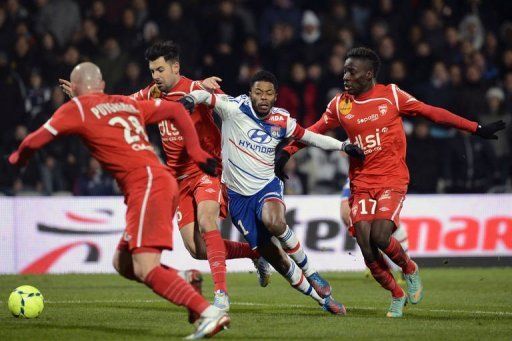 Lyon&#039;s Brazilian midfielder Michel Fernandes Bastos (C) vies with Nancy players