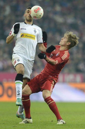 Bayern Munich&#039;s midfielder Toni Kroos (R) and Moenchengladbach&#039;s midfielder Tolga Cigerci on December 14, 2012