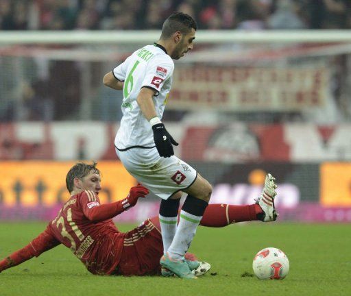 Bayern Munich&#039;s Bastian Schweinsteiger (L) and Moenchengladbach&#039;s Tolga Cigerci on December 14, 2012