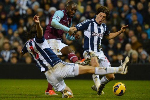 West Ham United&#039;s Carlton Cole (C), West Bromwich Albion&#039;s Jonas Olsson (L) and English defender Billy Jones (R)