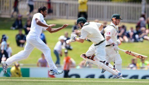 Chanaka Welegedara (L) reacts as Ed Cowan (C) and David Warner take more runs at the Hobart Test on December 17, 2012