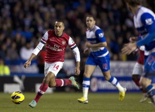 Arsenal's English midfielder Theo Walcott (L) runs with the ball