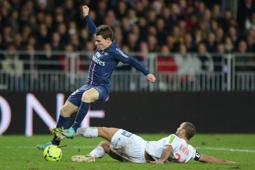 Brest's defender Ahmed Kantari (R) vies for the ball with Paris's forward Kevin Gameiro (L) on December 21, 2012