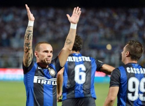 Inter Milan's Dutch midfielder Wesley Sneijder (left) on August 26, 2012  at the Adriatic stadium in Pescara, Italy