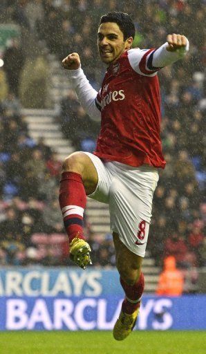 Arsenal&#039;s Spanish midfielder Mikel Arteta celebrates scoring the opening goal  December 22, 2012.