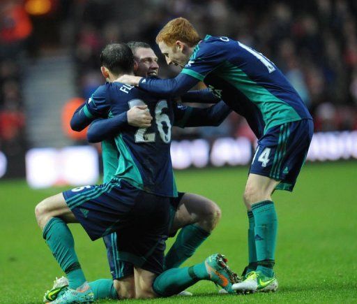 Sunderland&#039;s Steven Fletcher (L) celebrates scoring with Craig Gardner (2nd L) and Jack Colback on December 22, 2012