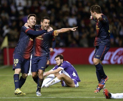 Barcelona&#039;s midfielder Xavi Hernandez (C) celebrates with forward Lionel Messi (L) and Jordi Alba on December 22, 2012
